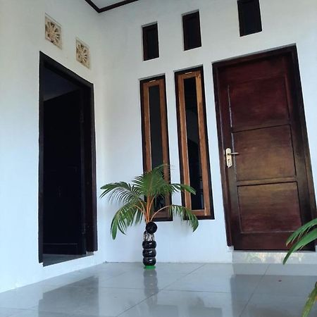Riung Tiga Empat Tujuh Guesthouse Zewnętrze zdjęcie