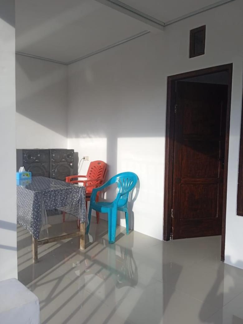 Riung Tiga Empat Tujuh Guesthouse Zewnętrze zdjęcie